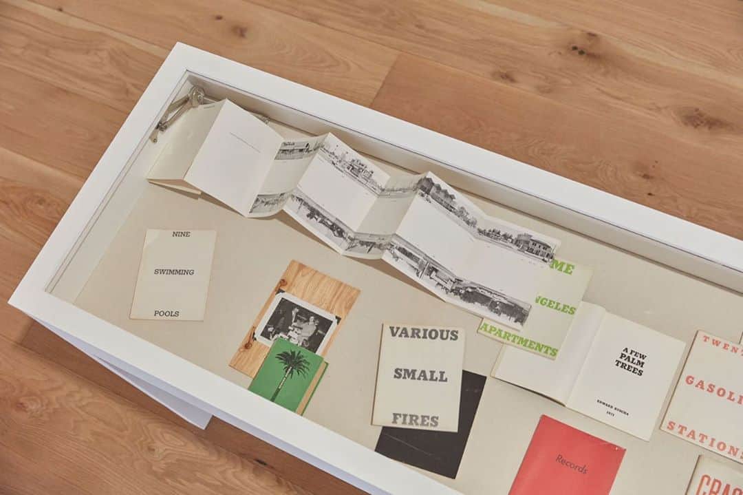 のインスタグラム：「A selection of Ed Ruscha’s inventive artist’s books feature in “Works on Paper from a Distinguished Private Collection,” a joint exhibition with Acquavella Galleries and Pace Gallery, now on view at Pace’s gallery in East Hampton through August 20.  Ruscha’s groundbreaking artist’s books turned away from the craftsmanship and luxury status that typified the "livre d’artiste" to focus on the artistic concept, opening the genre to the possibilities of mass-production and distribution. On view are notable artist books by Ruscha including "Twentysix Gasoline Stations" (1963) and "Some Los Angeles Apartments" (1965), among others. Follow the link in our bio for more. __________ #EdRuscha #MarronCollection #AcquavellaGalleries #PaceGallery #Gagosian @edruschaofficial @acquavellagalleries @pacegallery Installation views, "Works on Paper from a Distinguished Private Collection,” August 12–20, 2020, Pace Gallery, East Hampton, New York. Artworks © Ed Ruscha」