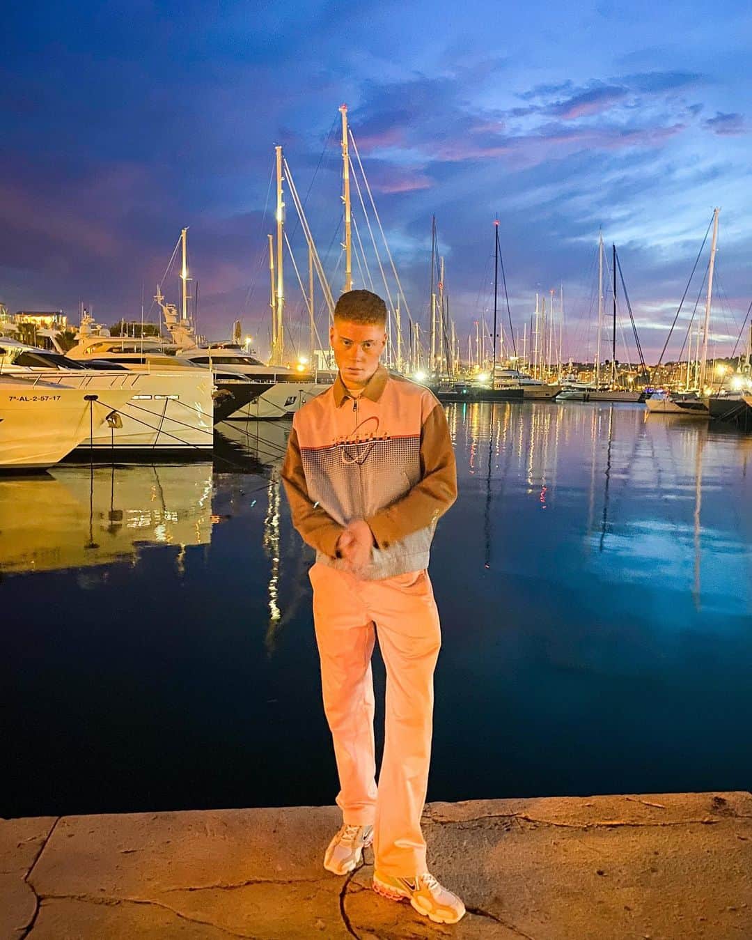 のインスタグラム：「took the outfit co-ordination to new levels n matched my sun burn to my outfit palette #cantdoitlikegullyguy」