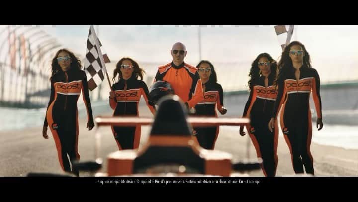 ピットブルのインスタグラム：「@boostmobile ‘s new network isn’t just fast... it’s EEEEEEEYOOOOOO fast! Dale!」