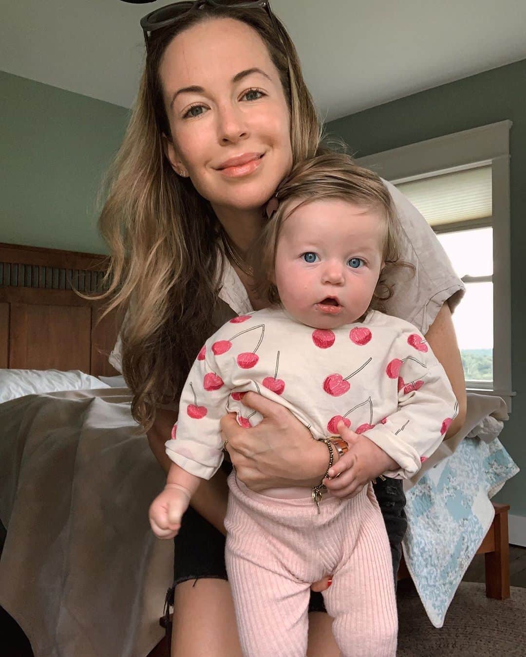 Helena Glazer Hodneのインスタグラム：「A weekend filled with good friends, nature, lots of delicious food, minimal makeup, too many drinks, music and way too little sleep. It was perfect. Minus the sleep part🥴」