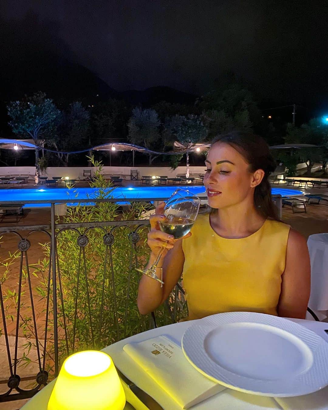 バネッサ・フェラーリのインスタグラム：「Tutto pronto 😍 Domani sarò ospite di @toyota_italia ❤️ al Giffoni Film Festival 🎥 🙌 Intanto mi godo una cenetta in questo posto favoloso 🌟  Cin Cin 🥂💋  #vanessaferrari #Giffoni50 #salerno #italy #giffoni #StartYourImpossible @sonoio_sartoria」