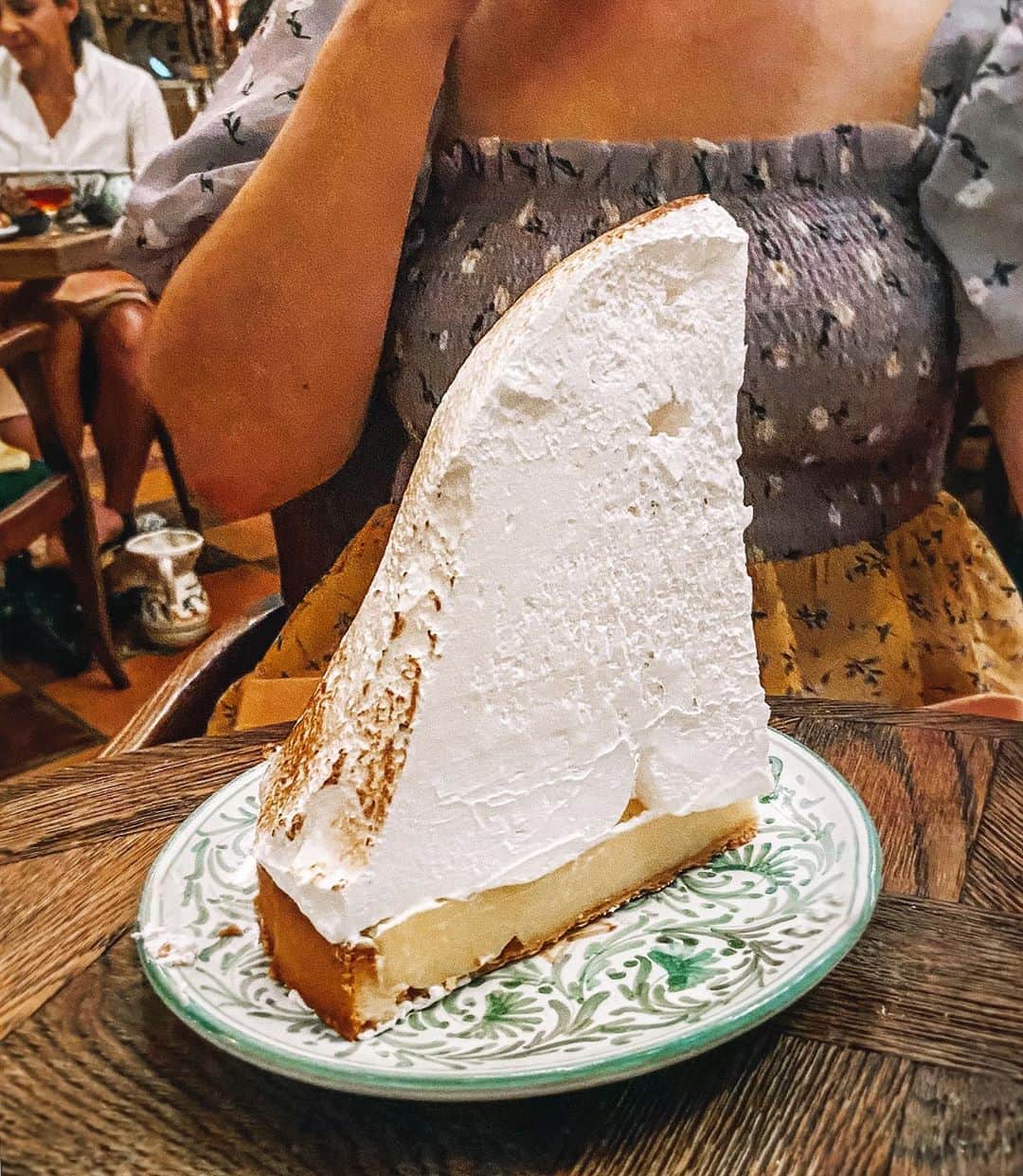 Eat With Steph & Coのインスタグラム：「Meringue mountain of dreams from @bigmamma.uk 😍 included in eat out to help out so it’d be rude not to 🍋 📷 @thetessaproject  #circolo #circolopopolare #lemonmeringue #lemonmeringuepie」