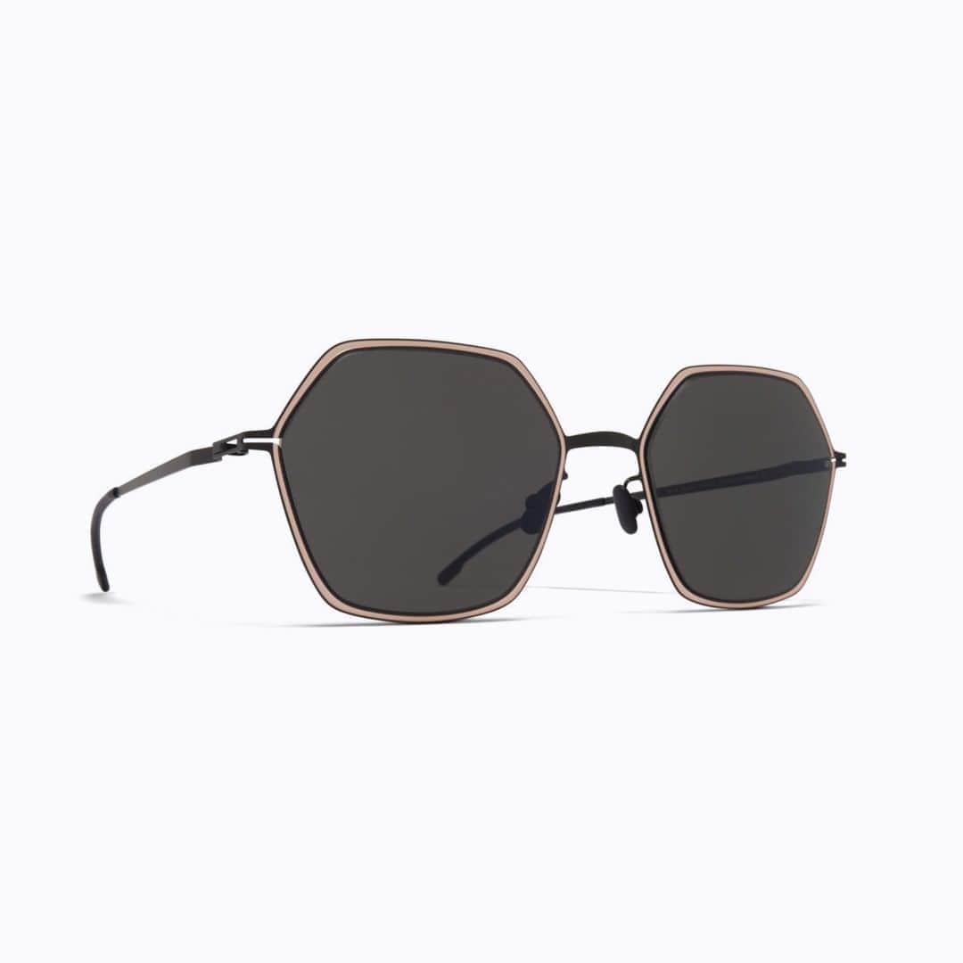 MYKITAさんのインスタグラム写真 - (MYKITAInstagram)「Sunglasses TILLA is a rounded hexagon model with semi-etched contoured rims to accentuate the edgy shape. Warm tones including Black/Sand set a modern mood. __ #mykita #handcrafthightech #mykitadecades」8月19日 4時47分 - mykitaofficial