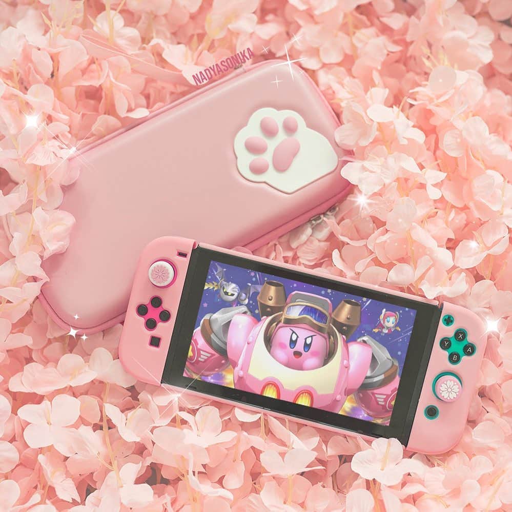 Nadya Antonさんのインスタグラム写真 - (Nadya AntonInstagram)「🌸 Sakura Switch 🌸 #aesthetic #gamergirl #cutest #nintendoswitch #pink #omoskins  🌸 Pastel hard shell case for switch, joy-con cover, Cat-paw case by @omoskins」8月19日 4時48分 - nadyasonika