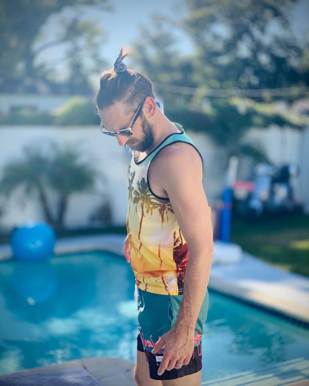 ジョエル・ムーアのインスタグラム：「Heard manbuns are back in or」