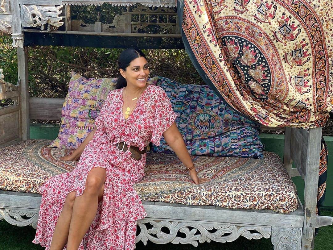 のインスタグラム：「Indian Vibes 🍃🕉🧿  We all need an Indian bed in our backyard 🕌⛩🥰  #rachelroy #indianvibes✨  #indianenergy  #oceanenergy」