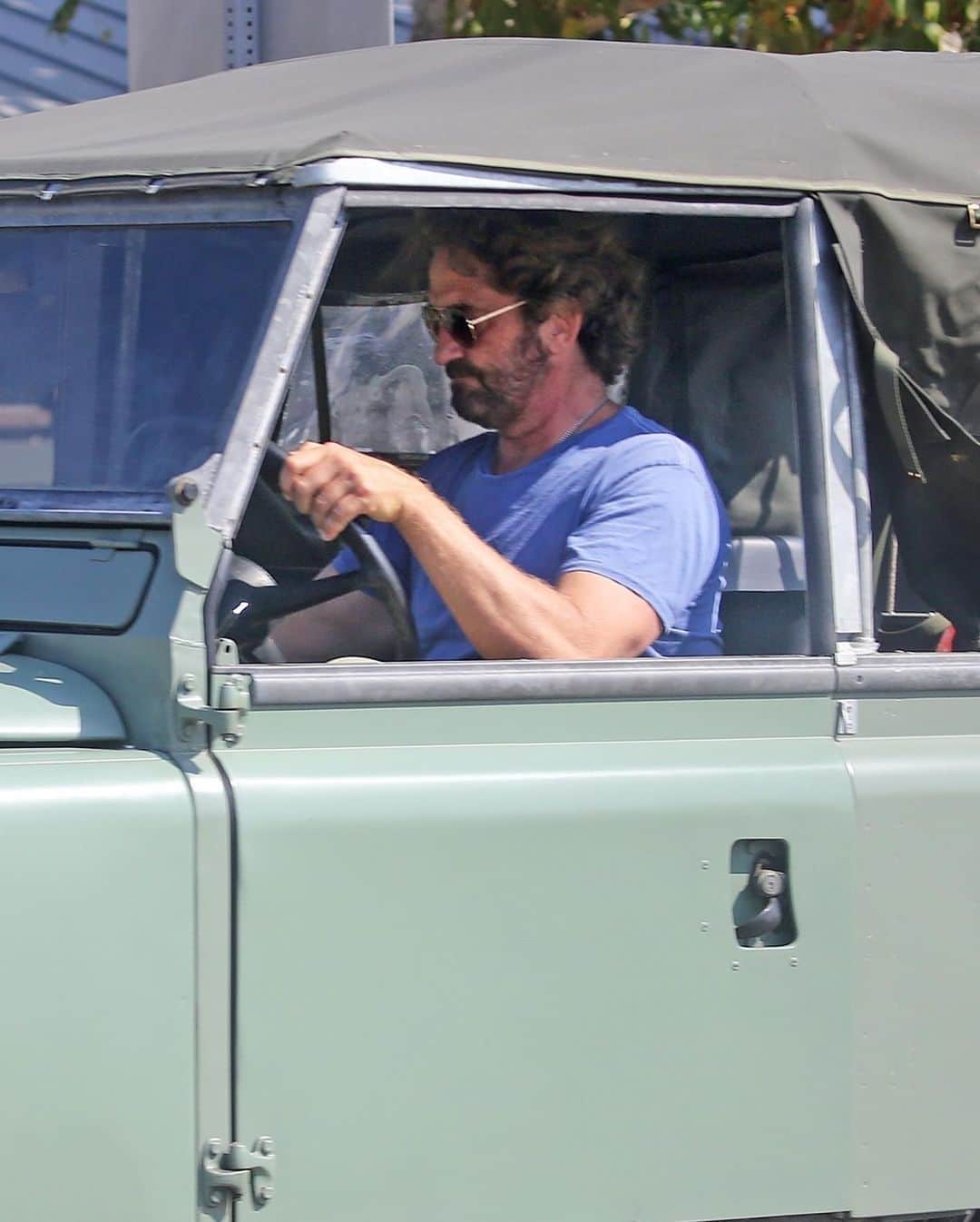 Just Jaredさんのインスタグラム写真 - (Just JaredInstagram)「@gerardbutler is all smiles after taking his vintage Land Rover out for a ride. #gerardbutler  Photos: Backgrid」8月19日 4時53分 - justjared