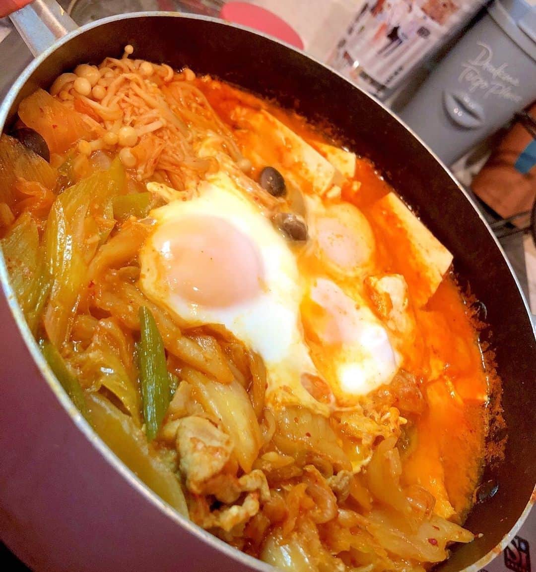 のインスタグラム：「おはようございます( ˊᵕˋ* ) 暑い毎日ですがふと鍋が食べたくなって…。 作ってもらえるって幸せです。 みーりんありがとう♡  #チゲ鍋」