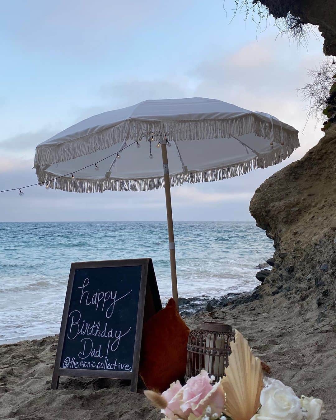 Marianna Hewittさんのインスタグラム写真 - (Marianna HewittInstagram)「Picnic are the new parties 🌊 had to improvise and social distance celebrate my dad’s 83rd birthday 🥰」8月19日 5時14分 - marianna_hewitt