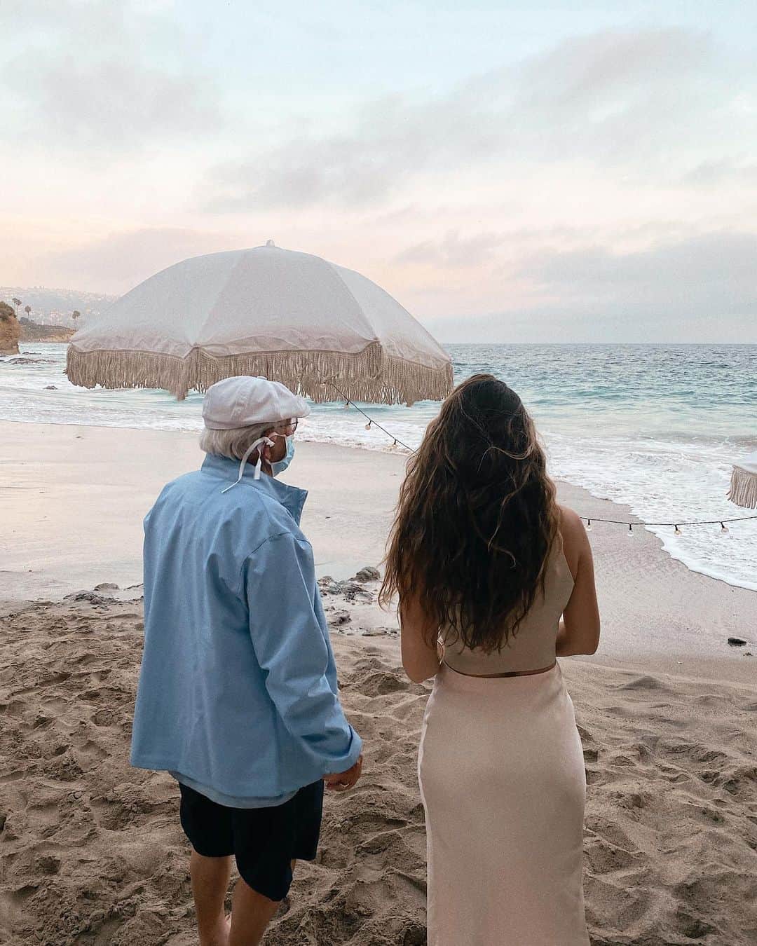 Marianna Hewittのインスタグラム：「Picnic are the new parties 🌊 had to improvise and social distance celebrate my dad’s 83rd birthday 🥰」