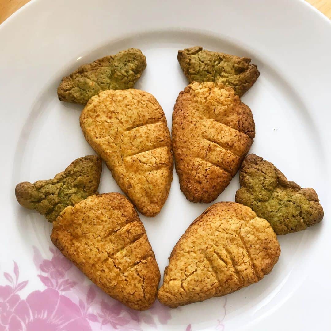 関根麻里さんのインスタグラム写真 - (関根麻里Instagram)「長女のリクエストで#クックルン の#にんじんクッキー を一緒に作りました！✨娘はスプーンで線を入れるのが楽しかったそう💕 焼いたら泥付きにんじんの色になってしまいました😅 でも味は香ばしくておいしい！😊✨ #Carrot#Cookies#🥕」8月19日 16時10分 - marisekine