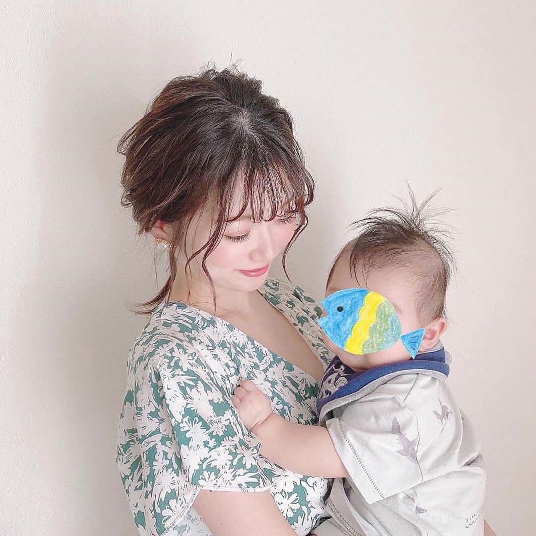 伊藤りかさんのインスタグラム写真 - (伊藤りかInstagram)「． 👶🏻くん４ヶ月検診でした。♡ (もーすぐ５か月やけど時期がズレたみたい。) 体重も身長も栄養も標準で安心した◌ * そんな今日は、 クリアのアクセサリーで簡単１つぐくり👱🏻‍♀️♡ 前髪と後れ毛を 軽く巻いてオイルでスタイリングしただけ😂❣️w * アクセサリーは、 @dada.natsumi  アレンジが苦手な人は、 アクセサリーで簡単にお洒落を楽しみましょ☺️💕 * アレンジしたときにチラッと見えるうなじは、 しっかりケアするのをお勧めします❤︎ (後ろ姿って自分が思ってる以上に見られてる。。) 剃るのは難しいから塗って終わりの @moomo9112  簡単でつるんっとした肌に仕上がるから手放せない← * 妊婦さんや産後の方は、肌が敏感になってるから かかりつけのお医者さんに相談して使用してね👩🏼‍⚕️ * #男の子ママ #男の子ベビー #おとこのこママ #親子コーデ #ママコーデ #ママファッション #ママライフ #4ヶ月ベビー #ママファッション #赤ちゃん #赤ちゃんのいる暮らし #生後4ヶ月 #子育てママ #ポニーテール #ポニーテール女子 #ジェラートピケ #ジェラピケベビ #男の子のママ #4ヶ月検診 #ムーモ #4ヶ月baby #ジェラピケ男子 #pr #fashion #ootd #baby #arrange #hair #伊藤りか #snsクリエイター」8月19日 16時16分 - rrrika.i