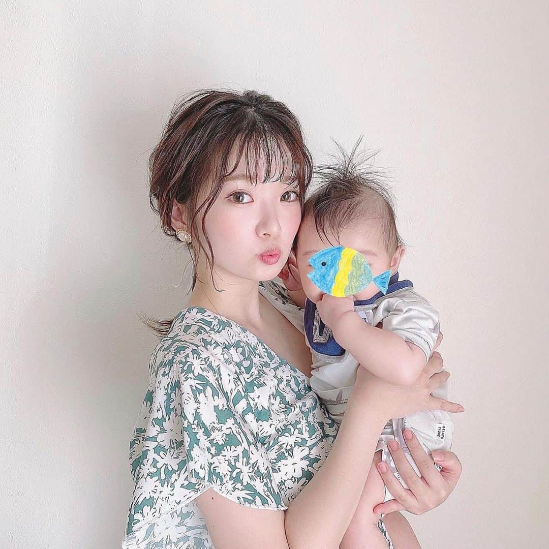 伊藤りかさんのインスタグラム写真 - (伊藤りかInstagram)「． 👶🏻くん４ヶ月検診でした。♡ (もーすぐ５か月やけど時期がズレたみたい。) 体重も身長も栄養も標準で安心した◌ * そんな今日は、 クリアのアクセサリーで簡単１つぐくり👱🏻‍♀️♡ 前髪と後れ毛を 軽く巻いてオイルでスタイリングしただけ😂❣️w * アクセサリーは、 @dada.natsumi  アレンジが苦手な人は、 アクセサリーで簡単にお洒落を楽しみましょ☺️💕 * アレンジしたときにチラッと見えるうなじは、 しっかりケアするのをお勧めします❤︎ (後ろ姿って自分が思ってる以上に見られてる。。) 剃るのは難しいから塗って終わりの @moomo9112  簡単でつるんっとした肌に仕上がるから手放せない← * 妊婦さんや産後の方は、肌が敏感になってるから かかりつけのお医者さんに相談して使用してね👩🏼‍⚕️ * #男の子ママ #男の子ベビー #おとこのこママ #親子コーデ #ママコーデ #ママファッション #ママライフ #4ヶ月ベビー #ママファッション #赤ちゃん #赤ちゃんのいる暮らし #生後4ヶ月 #子育てママ #ポニーテール #ポニーテール女子 #ジェラートピケ #ジェラピケベビ #男の子のママ #4ヶ月検診 #ムーモ #4ヶ月baby #ジェラピケ男子 #pr #fashion #ootd #baby #arrange #hair #伊藤りか #snsクリエイター」8月19日 16時16分 - rrrika.i