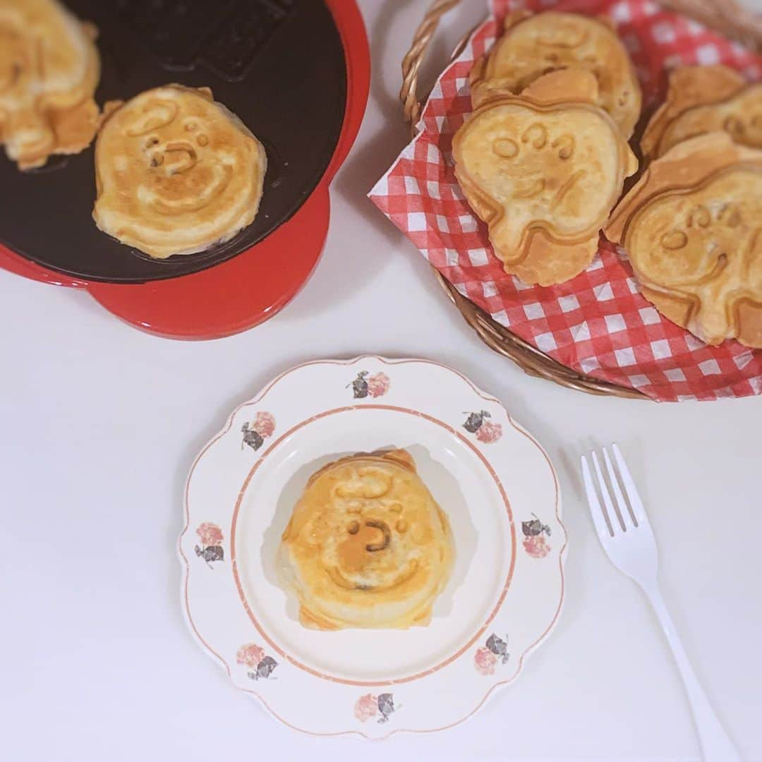 k i ｒa r a のインスタグラム：「𝑆𝑤𝑒𝑒𝑡𝑠﻿ ﻿ おやつに大好きな﻿ クロワッサン鯛焼き🥐作った♥﻿ ﻿ 今回はつぶあん入れたよ🤎﻿ ﻿ 出来立ておいしすぎて﻿ 2個は食べちゃう🤤﻿ ﻿ 2枚目に動画のせました🥣」