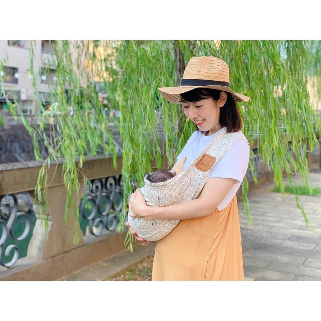 徳山沙季さんのインスタグラム写真 - (徳山沙季Instagram)「. ♡哺乳瓶🍼でおなじみの　@betta_official さんの抱っこ紐 「キャリーミー」をお試しさせていただきました🤱 . つけ方もとても簡単で新生児から11.3㎏の赤ちゃんまで使うことができます🙆‍♀️ よこ抱き、さかさ抱き、たて抱き、腰抱きが可能です。 肩紐の長さも調節することができます😊 日本製でとってもコンパクトに収納できるのでベビーカーメインでお出かけの日も持ち歩いています👶 . 私が使っているのはBB（グレージュ）というカラーです🐣 ほかの抱き方での使用感もまたレポしたいと思います♡ . . @betta_official  #ベッタ  #ベッタキャリーミー  #キャリーミーアンバサダー #pr #2020_winter_baby部 #新米ママ #赤ちゃんのいる生活 #赤ちゃんのいる暮らし #お散歩 #ワンオペ育児  #赤ちゃんグッズ #抱っこ紐  #babygirl #コズレ #プチプラコーデ #ママコーデ #子育て #子育てぐらむ」8月19日 14時51分 - saki.whitesnow