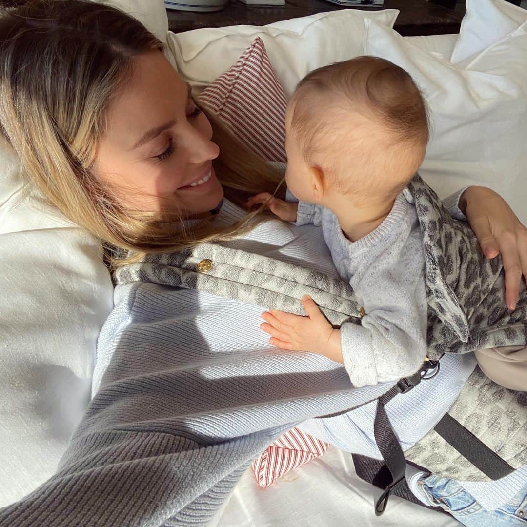 ジェニファー・ホーキンスのインスタグラム：「Morning sun, cuddles & lots baby babble with my girl 💕💕💕#teethingmuch  @jbronze__」