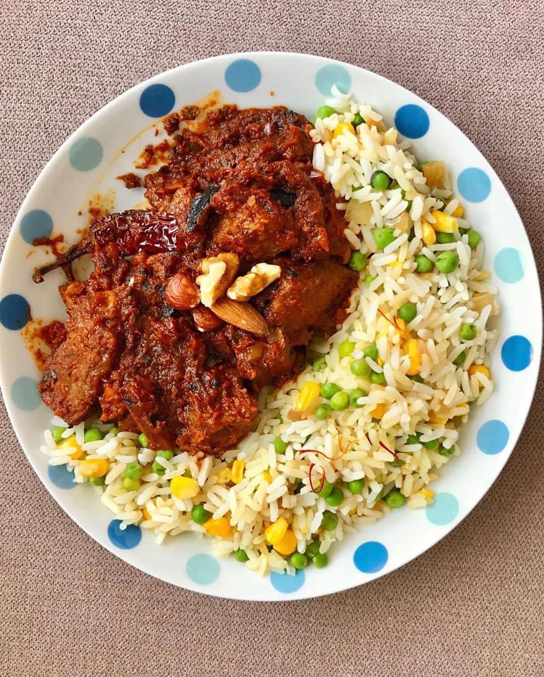 Li Tian の雑貨屋さんのインスタグラム写真 - (Li Tian の雑貨屋Instagram)「Hearty and shiok homemade lunch of Lamb Rogan Josh that’s prepared with @marksandspencer_sg's Meat & Poultry range sourced responsibly from M&S Select Farms 🏡 🍴  Swipe to see the recipe by Celebrity Chef Justin Foo (@justinfjh) who has teamed up with M&S to create 3 recipes that can be replicated easily at home with fresh British ingredients from @marksandspencer_sg.   The full range of top-quality M&S meat, fish, dairy and produce is available at selected M&S Foodhalls and also on the latest home delivery app - M&S Singapore! Enjoy $15 OFF your 1st order with min. $150 nett spend. Promo ends on 11 Sept and T&C apply. Download now at https://bit.ly/349jo6h.  ✏️ p.s. the lamb tastes really good with the curry even though it is not spicy. Can consider playing with the curry kit for other meats since it is so convenient  #marksandspencersg #CookwithChefJustin」8月19日 14時49分 - dairyandcream