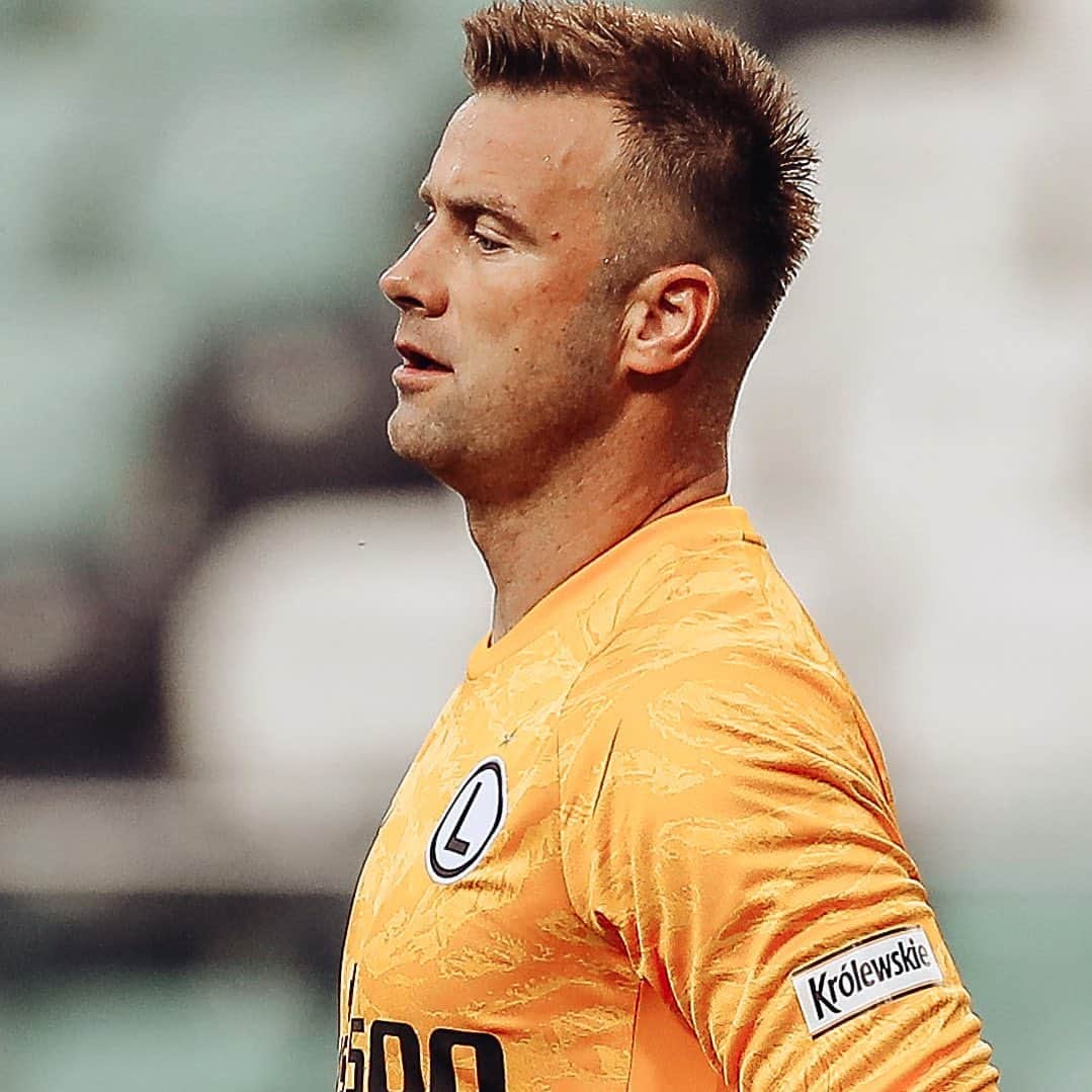 アルトゥール・ボルツさんのインスタグラム写真 - (アルトゥール・ボルツInstagram)「One step closer💪🏼👊🏼 Krok bliżej... #championsleague #qualifiers #legiawarszawa #boruc」8月19日 14時54分 - arturboruc