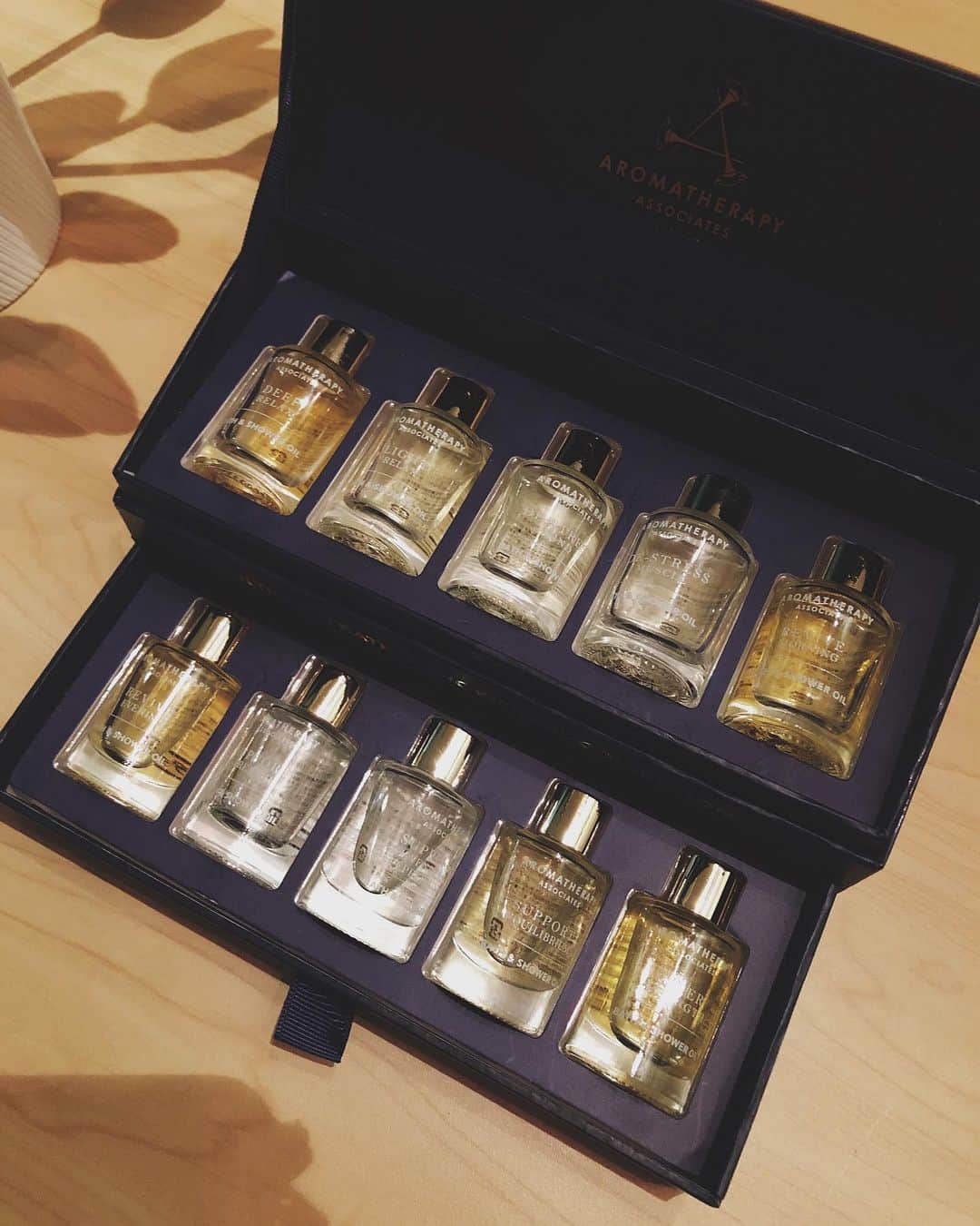 佐々木千絵のインスタグラム：「Bath oil. @aromatherapyassociates   1日の終わりにアロマのバスオイルを入れてお風呂に入るのが至福🛀  Thank you @mom0305 and all」
