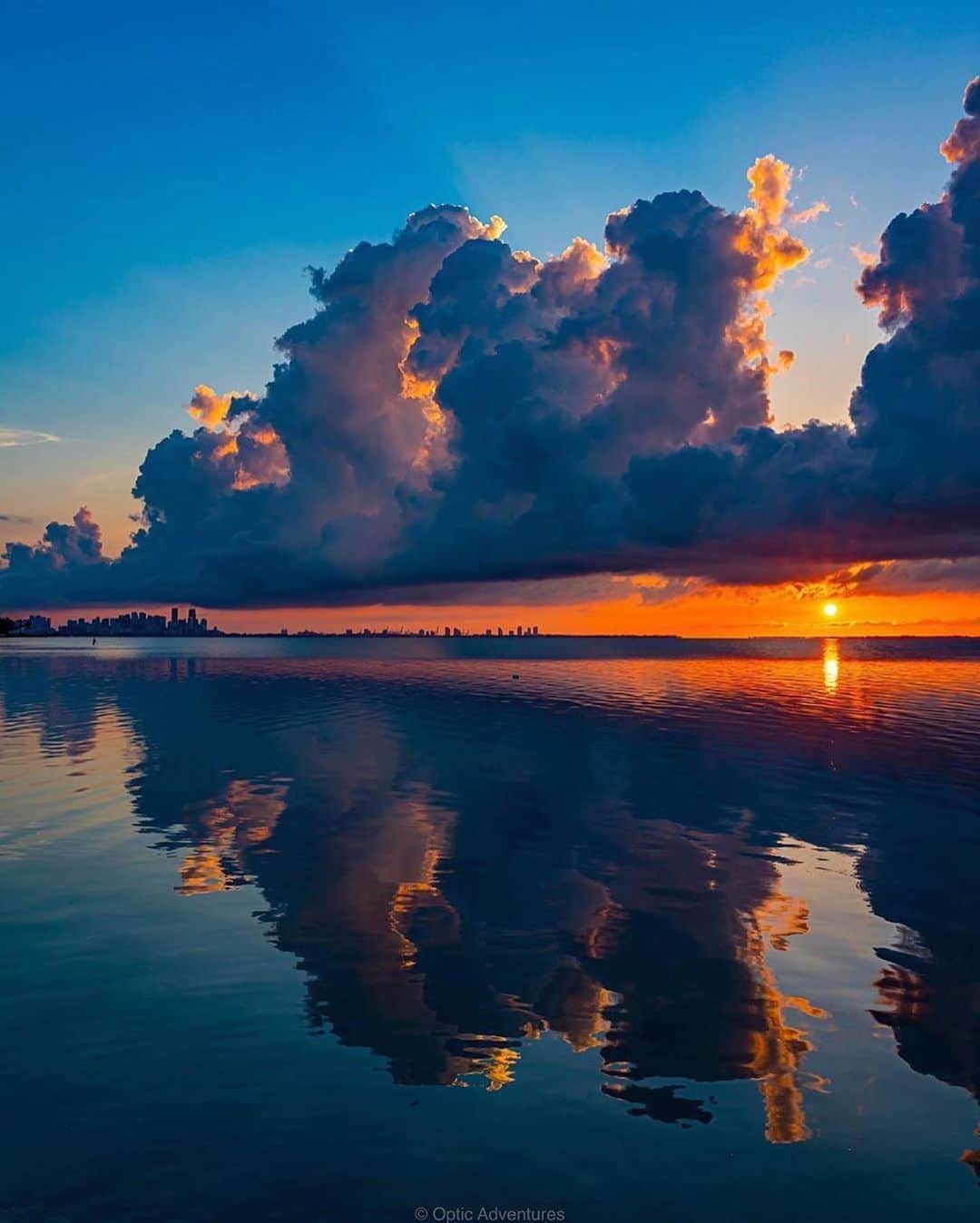 Canon Photographyさんのインスタグラム写真 - (Canon PhotographyInstagram)「Stunning Miami Sunsets. Wow!  Photography // @oaliving Curated by @steffeneisenacher  #miami #florida #sunsetphotography #sunsetmadness #reflection」8月19日 15時09分 - cpcollectives