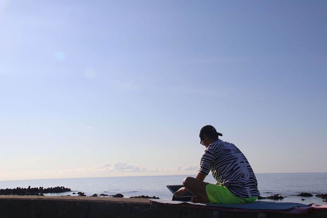 北野貴之さんのインスタグラム写真 - (北野貴之Instagram)「あ〜最高の夏！！ こんな場所からzoomをしたり、メールをつくったり。 時代の進化は凄い！ その進化についていくだけの心も鍛えねば。 電波が良いところが、海を一望できるこの場所。 最高の眺めだけど、バッテリーの消費と自分の汗はすごい。  #最高の夏」8月19日 15時06分 - takashi_kitano