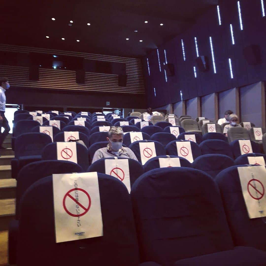 本広克行のインスタグラム：「来年3月公開の映画のスタッフ関係者用の初号試写。ソーシャルディスタンスで試写室の座席も間隔をあける。上映中はマスクして、換気の問題で空調もキンキンに冷やしての上映だった。 #試写上映 #コロナ感染予防対策 #映画完成に向けて」