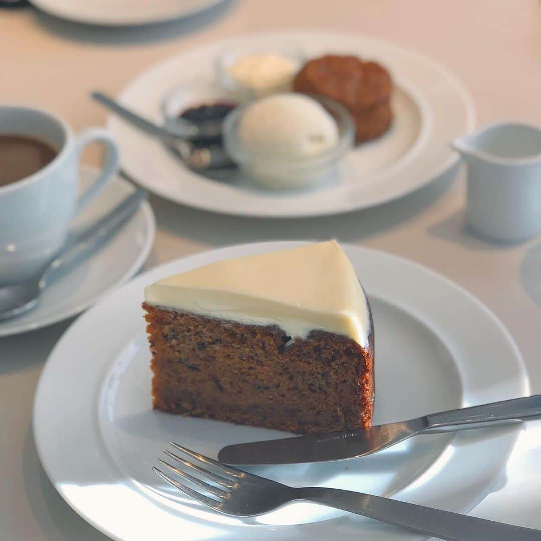 のインスタグラム：「. 大好きなキャロットケーキ  キャロットケーキの思い出はたくさん🥕🥕🥕  昔旅行先のアメリカから トランクに入れてたくさん持って帰ってきたキャロットケーキ（今は空港で捕まるのかなw）  またある時は、 ロケでキャロットケーキのホールを買おうとしたら カメラマンさんに明日撮影だからやめなさいと言われて、 泣きながらお店に戻したキャロットケーキ... どんだけ食い意地はってんだw  今も昔も、キャロットケーキへの偏愛は変わらない🤣🥕  #キャロットケーキ#カフェ#マーガレットハウエル##cafe#carrotcake#margarethowellcafe」
