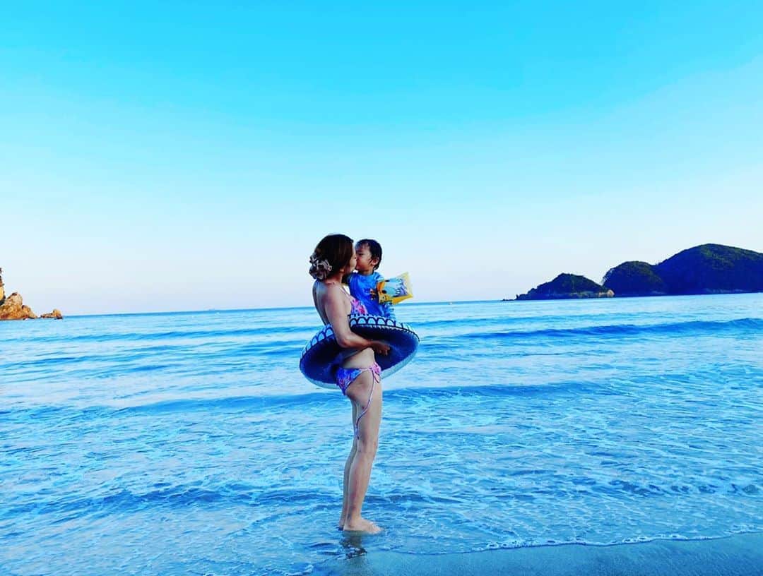 葵ゆりかのインスタグラム：「My little lover👶❤️  #夏の思い出　#summer #海　#beach #息子　#2歳　#2歳男子　#真夏　#海が好き#kiss」