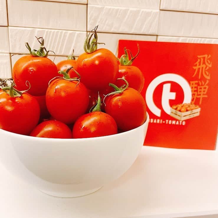 北川珠望のインスタグラム：「✯ ✯ ✯ 岐阜の#飛騨利本圃 さんから 甘くて美味しいトマトが届いたよ🍅  岐阜は地震や大雨やらで凄く大変だったのに、本当にありがたい♡感謝  たくみ君ありがとう‼︎  #飛騨トマト #トマト #🍅 #飛騨利本圃 ✯ ✯ ✯」