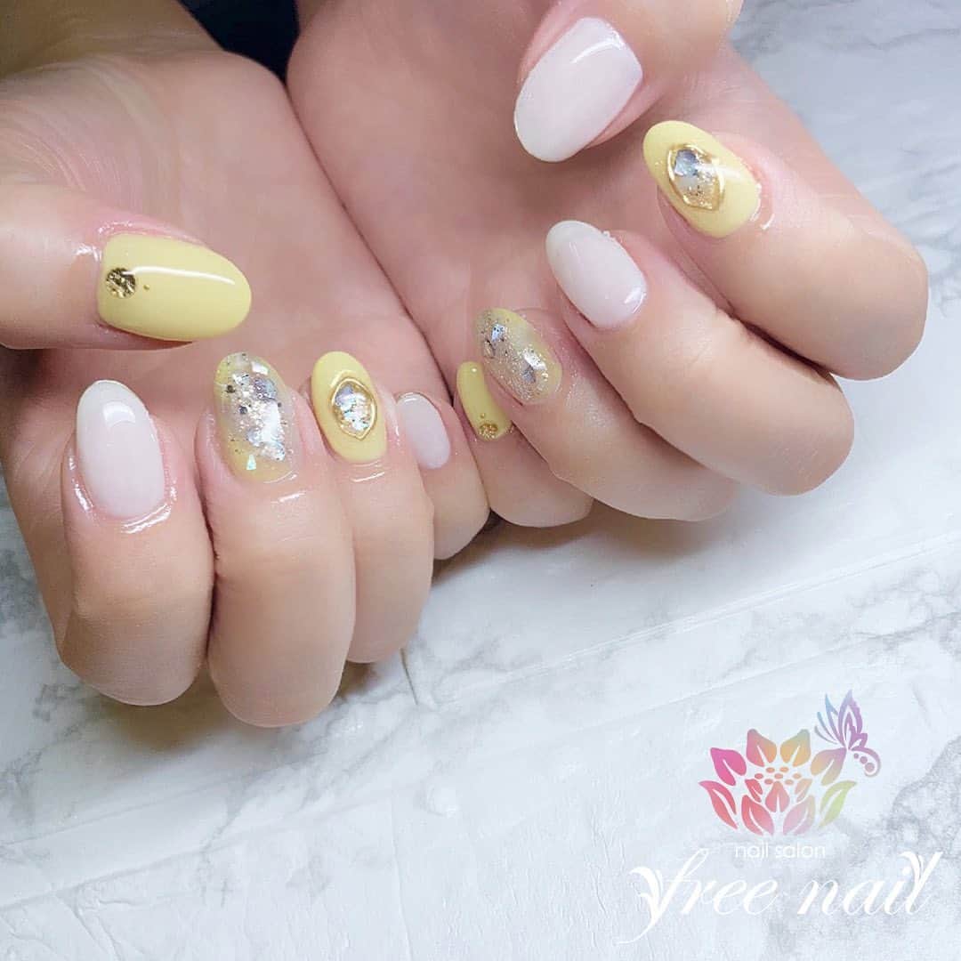 free nail フリーネイルのインスタグラム：「. お客様ネイル💅🏻🍦✨ . 爽やかイエローネイル🍋✨ . サマーイエローが可愛いです🌝💛 . ▶︎▶︎▶︎スワイプして動画も見てね☝︎🎬✨ . ご来店ありがとうございました🙇🏻‍♀️🙇🏻‍♀️🙇🏻‍♀️💗 . #ネイルアート #ジェルネイル #ネイルサロン #大阪ネイルサロン #ネイルデザイン #ネイルチェンジ #シェルネイル #キラキラネイル #ネイルパーツ #イエローネイル #ホワイトネイル #デザインネイル #トレンドネイル #おしゃれネイル #キュートネイル #爽やかネイル #夏ネイル #summernails #nailsart #nailsdid #美甲 #日式美甲 #日式美甲胶 #日本美甲师 #日本美甲老师 #美甲上课 #日本胶 #フリーネイル #freenail」