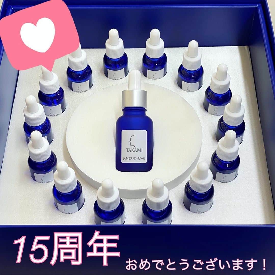 Locariのインスタグラム：「私たちの角質ケアに欠かせないお守りアイテム「タカミスキンピール」が、本日15周年を迎えられたそうです❣️  TAKAMIさん、おめでとうございます🎉🎉  15年愛され続けてきたロングセラーアイテムの実力をぜひ試してみてください😊  #TAKAMI #タカミ #タカミスキンピール #角質ケア #毛穴ケア #ロングセラーアイテム」