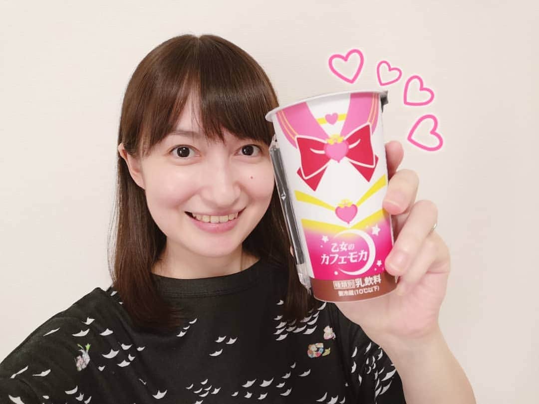白井珠希のインスタグラム：「* * ローソンで開催中の ｢劇場版 美少女戦士セーラームーンEternal｣のタイアップ企画。 昨日から発売スタートした"乙女のカフェモカ"のシークレットがちびムーン🐰🌙という情報を目にしたので、 買い物がてらローソンを3軒巡ってげっとしてきました！✨ * かわいい〜💕ちびムーンがシークレットっていうのもなんだか嬉しい〜💕 * ｢今日は抱っこかお膝の上でないと断固として寝ません！｣という強い意志をお持ちの娘をあやしながら、いただきました😋おいし😋 育児には甘いものが必要不可欠！笑 * * #乙女のカフェモカ #ローソン #劇場版美少女戦士セーラームーンeternal #セーラームーン #ちびムーン #ちびうさ #セラミュ #シークレット #sailormoon #育児 #0歳児 #令和2年ベビー #2020baby #2020_spring_baby部 #instagramjapan」
