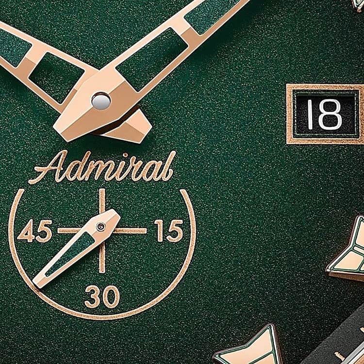 のインスタグラム：「.﻿ ﻿ 「アドミラル レジェンド 42」﻿ ﻿ 均一にエイジングされるよう、ケースとベゼルに特別なサテンブラッシュ仕上げを施したタイムピース。﻿ ﻿ A395/04035﻿ ﻿ #corum﻿ #コルム﻿ #admiral﻿ #アドミラル﻿ #時計﻿ #腕時計﻿ #高級時計 #ブロンズ #ヨット #マリン」