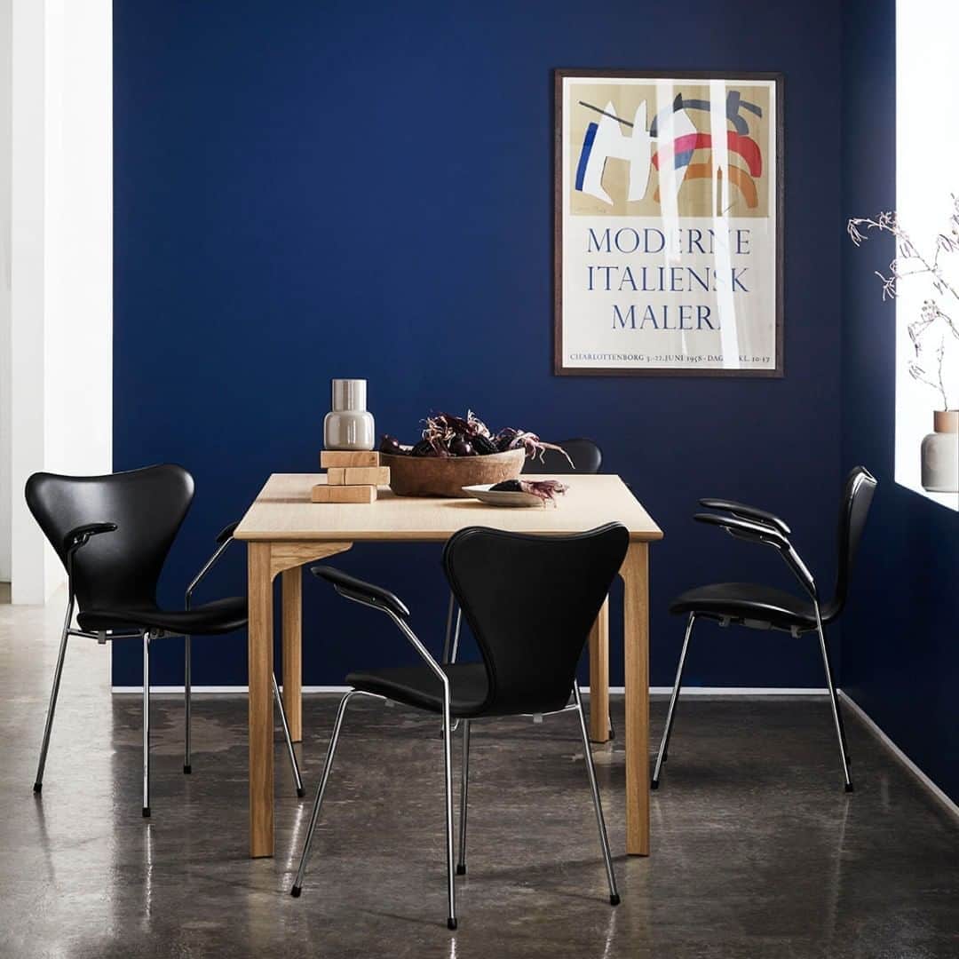 フリッツハンセンさんのインスタグラム写真 - (フリッツハンセンInstagram)「Series 7™ chairs by Arne Jacobsen is leather - always elegant.  Explore more via link in bio.  #fritzhansen #series7 #arnejacobsen #chair #danishdesign  #프리츠한센 #フリッツハンセン」8月19日 16時00分 - fritzhansen