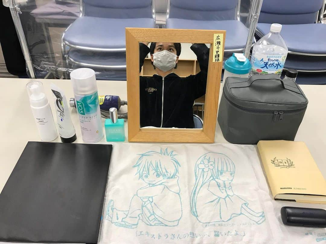 広瀬斗史輝さんのインスタグラム写真 - (広瀬斗史輝Instagram)「こちら現場のとっぴーです ナイツテイルinシンフォニックコンサート 今日はマチソワ！！ 無事に初日が終わり マチネが終わり 休憩中 鏡に撮る事に集中してる自分写り込み  今回僕達コーラス隊は2Fからプリンシパルのみなさんとオケのみなさんを見下ろしながら唄ってるんですけどなんか物凄く不思議な感覚 2F席のお客様と味わった事ない近さで唄っていてこれまた不思議な感覚  普段ステージに立つ時、こんなにゆっくりお客様の反応見たりお芝居や歌、ましてやオケの方達を観る事ってないからそれもまた面白い やりながら、観るのも楽しんじゃうっていう  写真は今回の鏡前〜 君に届けタオルを下に敷いてます 風早と黒沼 これはエキストラ参加してくださった方達とキャストスタッフしか持ってない限定品だったはず メイクBOX(あ、このメイクBOXは無印良品で今回購入。かなり調子良いです) vo5 その公演と役に合わせた整髪料、今回はWAXではなくGEL 洗顔フォーム プロテイン+オートミール←これ飲むだけで35gもタンパク質が摂れます。味はチョコレートで水でかなり美味しく飲めて最高 水 CLEANのWARM COTTON←僕が初めて買った香水。僕はドルガバではなくこの匂いを嗅ぐと思い出します。 最近買った本📕最近の移動中や暇な時間の相棒はこいつ  さて久々の鏡前紹介や少し自分の物についてのお話を交えての投稿でした ソワレに備えることとします 今日も沢山方達が楽しんで帰れますように☆ 僕等の熱量しっかり届けますよ！  現場からは以上です 届きますように #ナイツテイル #コンサート #鏡前 #メイク男子 #香水 #プロテイン #オートミール #本 #君に届け」8月19日 16時06分 - toshiki_hirose