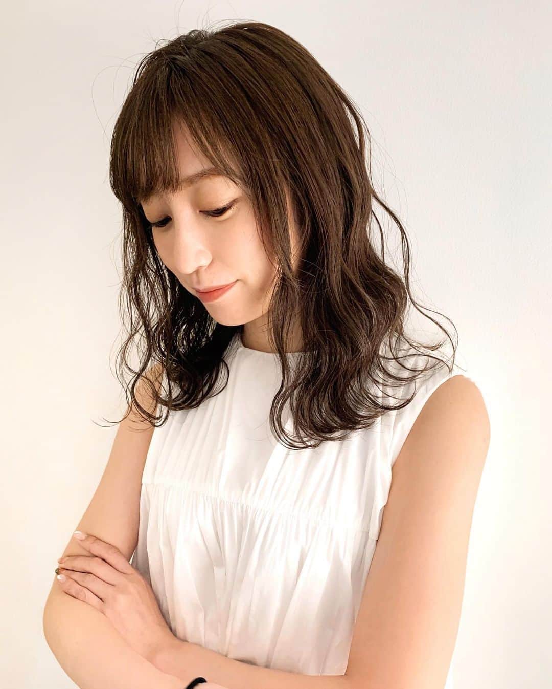 瀬口かなのインスタグラム：「夏なのでくすまない、でも暗すぎないナチュラルブラウンにしてもらいました😌🌻﻿ ﻿ ﻿ いつものnavileへ✨ りょうたさん @navile_ryota  ありがとうございます🙇‍♀️﻿ ﻿ ﻿ このウェーブ感のセットも毎回可愛すぎる💘﻿ 自分でできるようになりたい🥺、、﻿ ﻿ ﻿ #haircolor #hairstyle #ヘアカラー #ブラウンカラー #ミディアムヘア #原宿美容室 #ヘアアレンジ #ナチュラルブラウン」