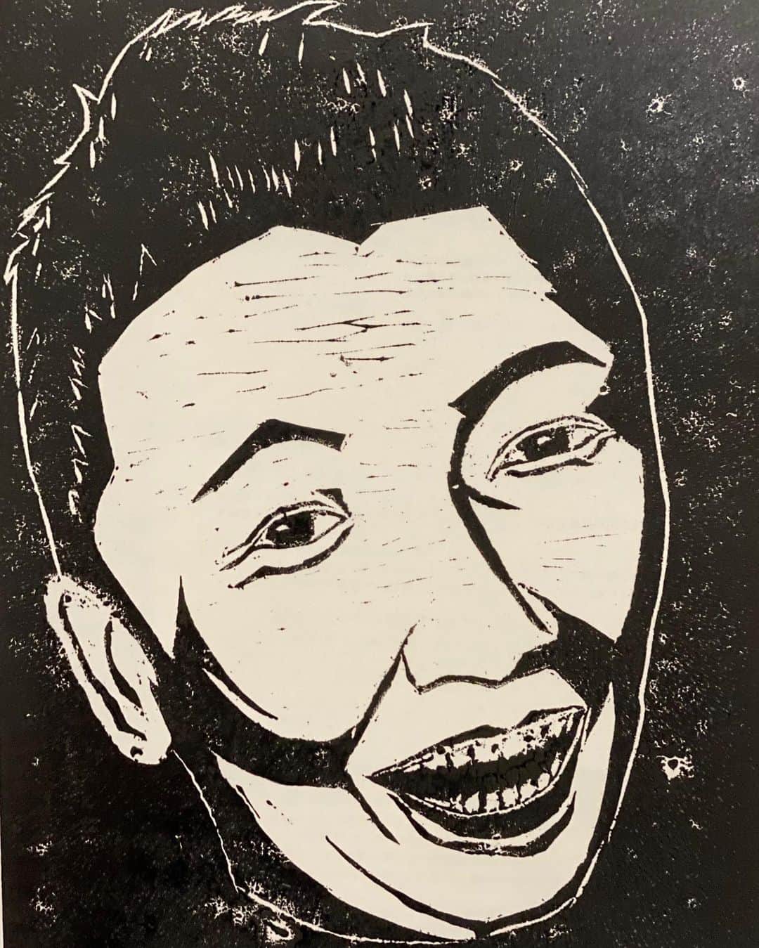 屋敷裕政のインスタグラム：「宮根さんを版画にしました。  #版画好きと繋がりたい #ミヤネ屋さんでガッツリ版画を紹介してもらいました #宮根さんは版画よりも僕が蓬莱さんに似ていることにくいつかれてました #最近は大御所ばっかり彫っている #バビロンノリとか彫っていた頃が懐かしい #1人版画リレー #ヤシキ版画 #ミヤネ屋」