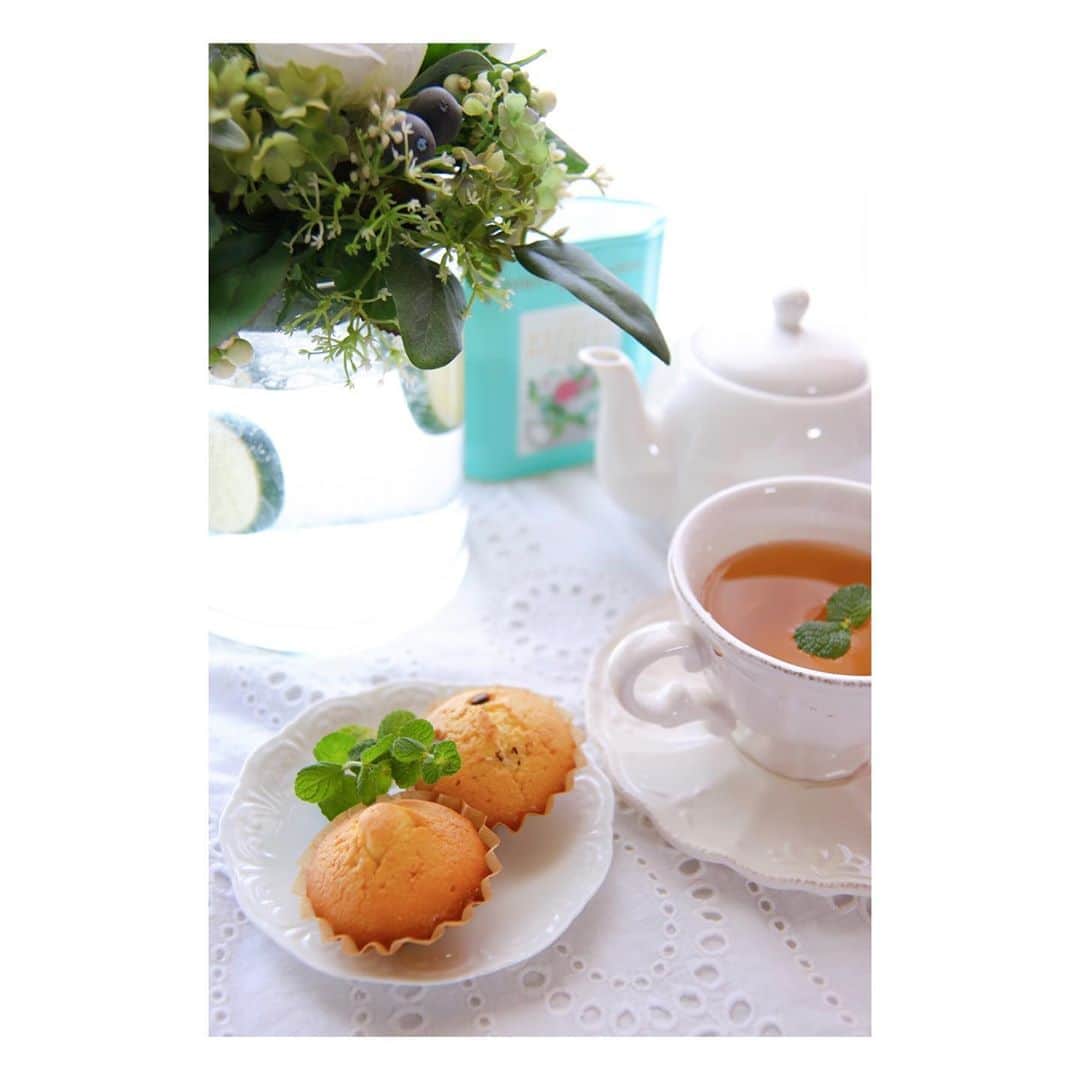 のインスタグラム：「皆さま、おはようございま〜す♬ 本日は「おうちでカフェ時間」のpic。。。❤︎ 紅茶とプチマドレーヌでティータイム〜♬ プチマドレーヌはプレーンとチョコチップ味❤︎ 紅茶は「FORTNUM & MASON」♬ 「THE WEDDING BOUQUET BLEND」 イギリスとアメリカで育ったミントと… 薔薇がブレンドされている高貴な紅茶〜❤︎ スッキリした味わいが夏に最高！！🙌 これアイスティーにしても抜群に美味しいはず！！ 実は…賞味期限が終わってるんだけど… 全然大丈夫〜（笑）👍 大切に飲んでいた最後の茶葉を使ってしまって… うぅ…寂しくなった。。。😢 アイスティーもできなくなっちゃった。。。😔 でもこの美しい缶は絶対保管だわっ！！ 紅茶とお菓子で癒しの時間。。。❤︎ 素敵時間を過ごせて幸せ〜〜♬ ・ #マドレーヌ#tea#お家カフェ#アーティフィシャルフラワー#花のある暮らし#焼き菓子#hotbiscuit#FORTNUMandMASON#THEWEDDINGBOUQUETBLEND#teatime#te#ミント#自家製ミント#ファインダー越しの私の世界#フォトジェニック#photogenic#おうちカフェ#カフェ好きな人と繋がりたい#フォードナムアンドメイソン#お茶好きな人と繋がりたい#日本紅茶協会フォトコンテス2020#一眼レフ#ティータイム#写真好きな人と繋がりたい#CanonEOSKissX9i#カメラ女子 #紅茶#おうちで紅茶#写真を撮るのが好きな人と繋がりたい」