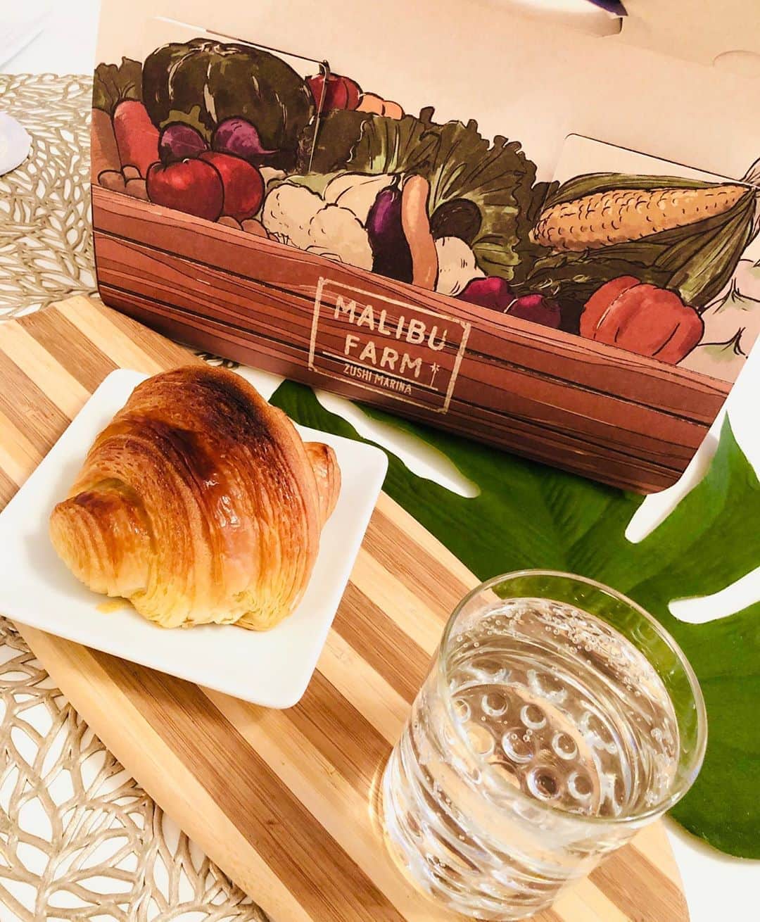 マイケル富岡のインスタグラム：「まさしく fresh…organic…local… クロワッサン&絶景の海♪可愛い過ぎるマリブファームBox♡ そりゃ中のクロワッサンも絶品ですわ…至福のひととき♪ #love #family #beach #resort #marina #surf #actor #actorslife #shooting #マイケル富岡 #俳優 #タレント #撮影 #海 #ジェット #湘南 #鎌倉 #江ノ島 #材木座 #リゾート#malibufarm #fresh #organic #local #malibuhotel #generalamericanhome #usa #california #malibu #summer」