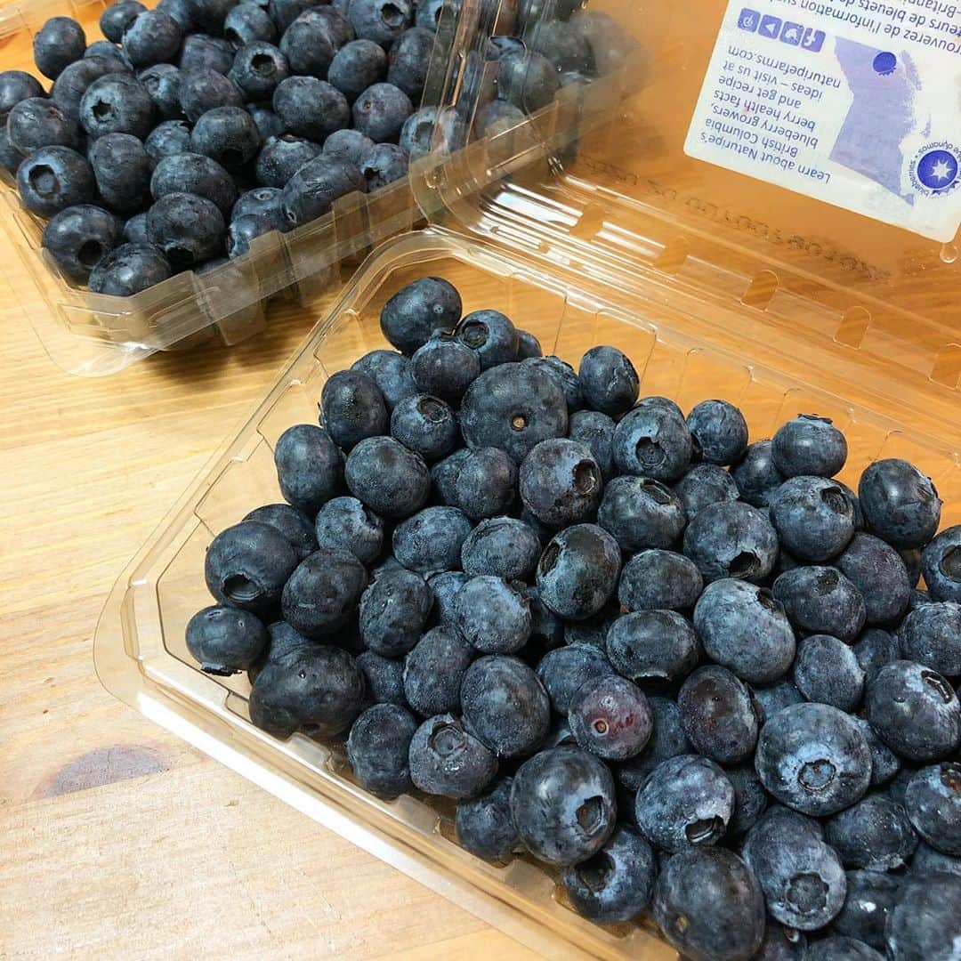 馬渕史香のインスタグラム：「ブルーベリーが安くて2パックも買っちゃった😆 1パックは冷凍〜もう1パックは生のままむしゃむしゃ やっぱフルーツは生が一番おいしい😋 . そーいや、今年は桃もさくらんぼも食べてない😳🍒🍑 あー、マンゴーも食べたいいいい🥭」