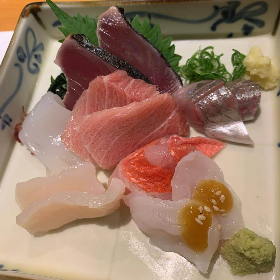 澤野井香里さんのインスタグラム写真 - (澤野井香里Instagram)「夜はお寿司やさんへ🍣✨ 静岡は駿河湾の採れたて生しらすや金目鯛が美味しい🥰👏　  最初の1時間はMが寝てしまい、カウンター席で寝かせられずずっとおんぶで腰がやられてしまったけど😂笑  子連れでも優しくおもてなししてくださり、ゆっくりできました♡  #ks_20✨ #ks_shizuoka✨ #夏休み #家族旅行　#国内旅行　#静岡　#山正 #沼津　#静岡グルメ　#静岡ディナー　#沼津グルメ　#沼津ディナー #静岡旅行 #静岡観光 #駿河湾　#生しらす」8月19日 7時25分 - kaori_sawanoi