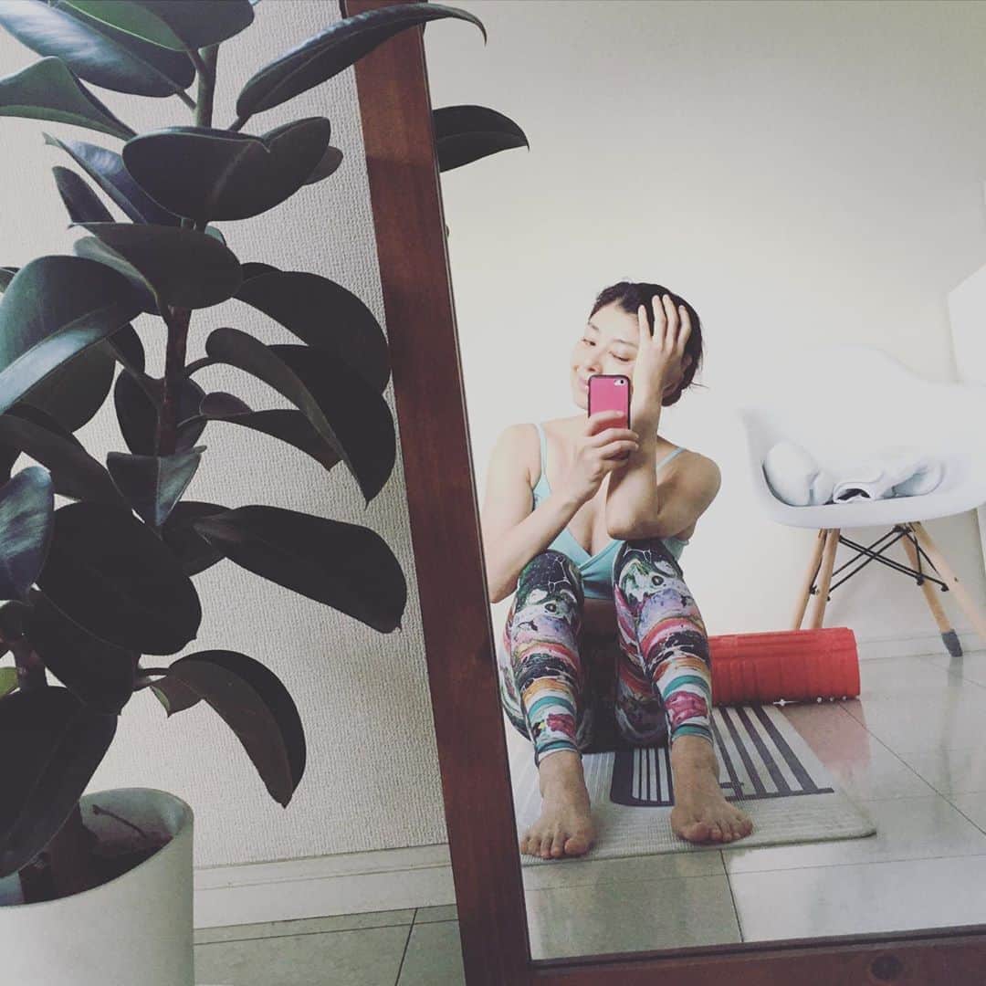 間々田佳子のインスタグラム：「今朝はピラティスからのスタート  #間々田佳子 #眠い…」