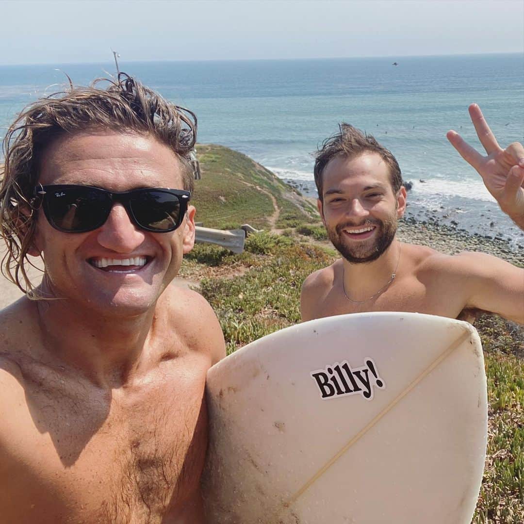 ケイシー・ネイスタットのインスタグラム：「trying to teach Ilya how to surf.  also I was either attacked by a shark or bumped my knee in a rock.. not sure which one」