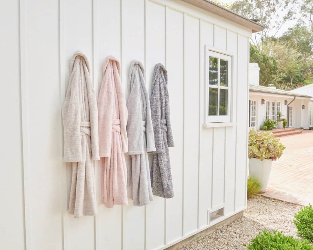 のインスタグラム：「The wait is OVER! The CozyChic Heathered Adult Robe is back 🤍 #barefootdreams」