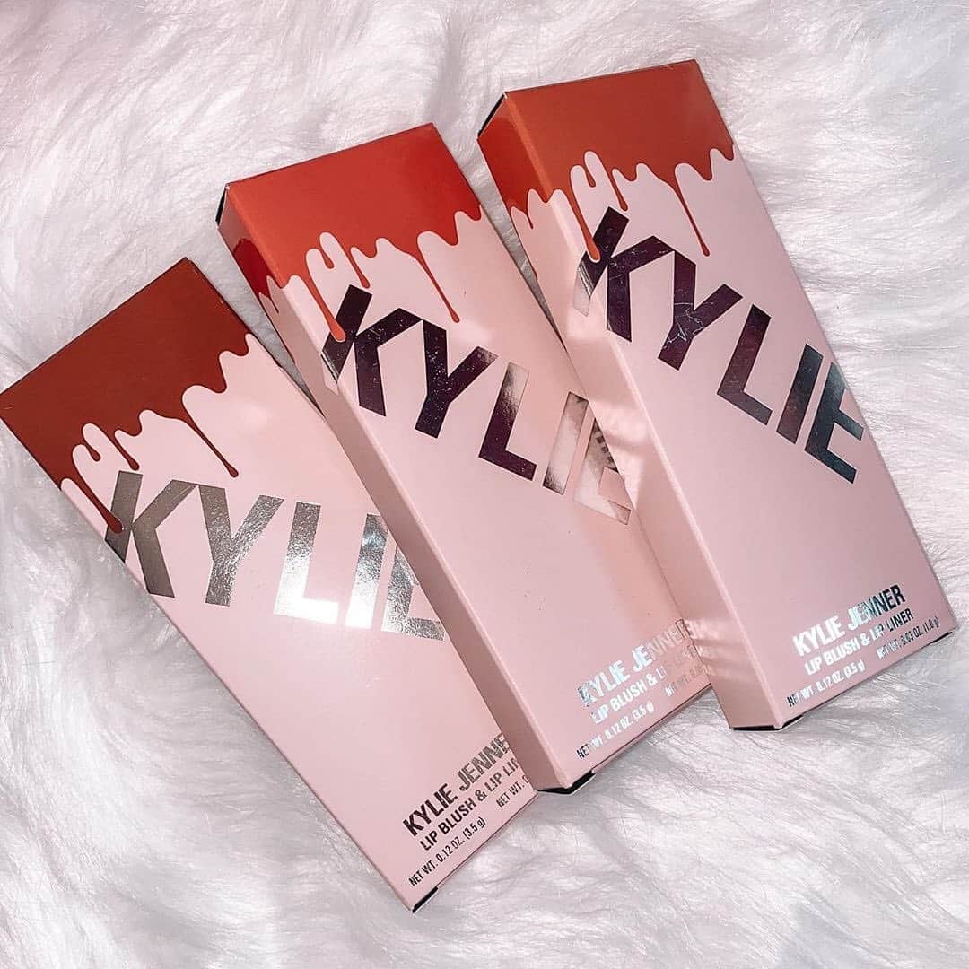 Kylie Cosmeticsさんのインスタグラム写真 - (Kylie CosmeticsInstagram)「Kylie's everyday lip formula ✨ Lip Blush Lip Kits are ultra lightweight and provide a sheer wash of matte color! 💕 gorgeous photo by @simmis_beauty ⁠⠀」8月19日 7時46分 - kyliecosmetics