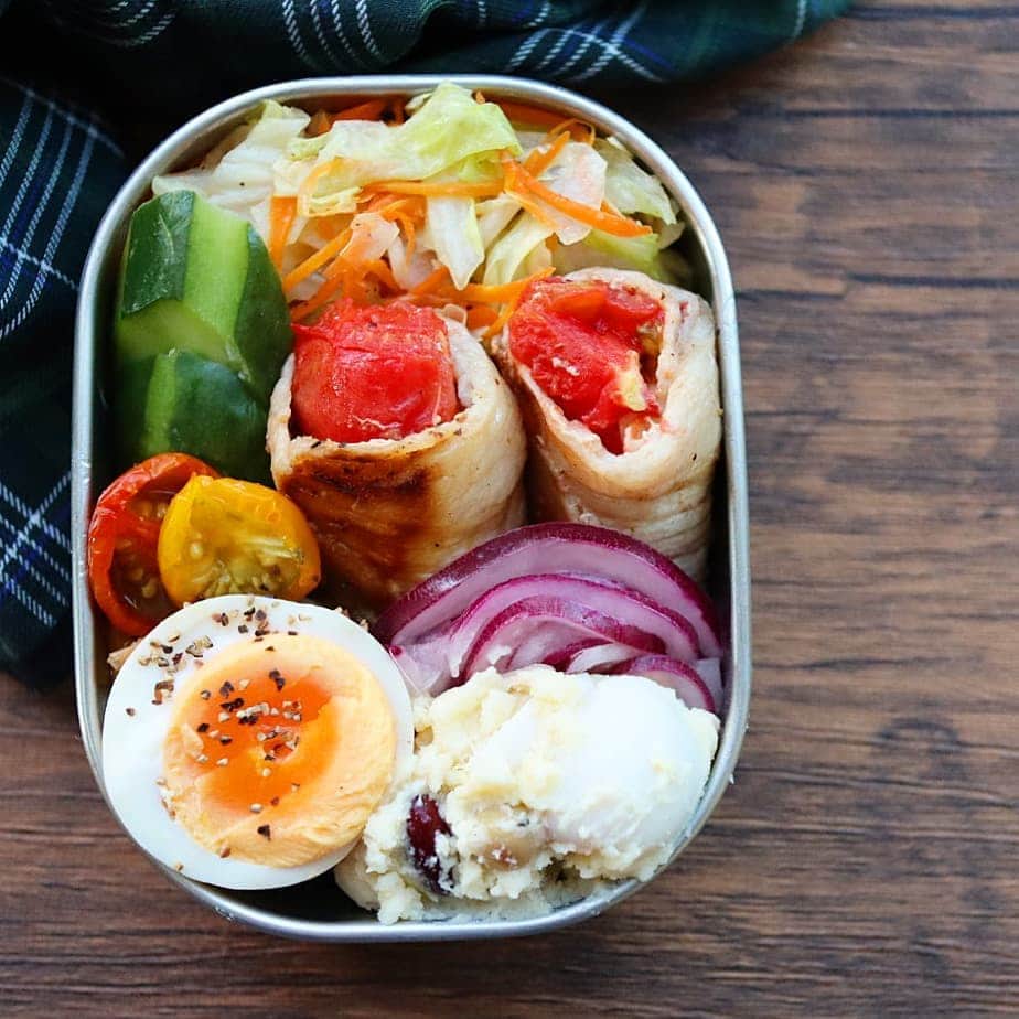 yukirichi119のインスタグラム：「2020/08/19(水) #2020ゆきりち弁当 ＊ おはようございます🌞😊 お弁当、毎日作ってるのに 載っけるのちょっと間あいてしまったー💨💨💨 ゆきりち。地方、 朝晩だいぶ涼しくなりましたが 日中は今日もかなり暑くなりそう😱😱😱 頑張っていこーーー!!! ＊ ゆるっと糖質オフのオット弁当🍱 お弁当箱⇒360㎖ ✼••┈┈┈┈••✼••┈┈┈┈••✼ ●ご飯がわりのキャベツの人参の野菜炒め ●トマトとエリンギの肉巻き ●きゅうりのぬか漬け ●アーリーレッドの水キムチ ●お豆とうずらのポテサラ ●おかか味玉✪ ●セミドライトマトのオイル漬け ✪→1冊目著書にレシピあり〼 ✼••┈┈┈┈••✼••┈┈┈┈••✼ 続いてるよ😀✨ @fujimi_official さんの【FUJIMIサプリメント】 自分専用のカスタマイズサプリ😍 質問に答えていくだけで、 自分に合ったサプリメントを選んでくれる👌 自分専用ってのが特別だよね。 ワタシは、 先月紹介してからまる1ヶ月経過。 内側からのケアは、 こーやって地道に続けてくのが大事なんだよね。 少しずつ肌が変わってくのが分かるから続けたい。 3ヶ月目が楽しみ♥ ＊ 気になる方は、 ストーリーにリンク貼っとくので 覗いてみてねー😘 ------------------------------------------------ ゆきりち。著書📕は、1冊目も2冊目も プロフ( @yukirichi119 )のリンクから Amazonに飛べます📖 おうち時間にぜひぜひ🤗 アメブロも ちょこちょこ更新してるので 見てもらえたら嬉しいです😊 アメブロへもプロフのリンクから飛べます🔗 --------------------------------------------------- #pr #FUJIMI #美容 #カスタマイズサプリ#カスタマイズマスク #ゆきりち #工房アイザワ #昼食 #diet #お弁当 #弁当 #作り置き #食べて痩せる #bento #旦那弁当 #lunchbox #昼ごはん #Japanesefood #炭水化物抜き #地味弁 #ダイエット弁当 #手抜き弁当 #痩せる #ダイエット #bento #夫弁当 #糖質オフ #糖質制限 #痩せたい」