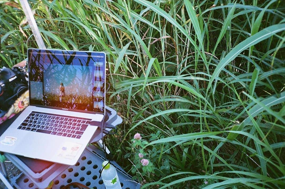花盛友里のインスタグラム：「あーあっついねぇー。 夏の大好きなところは外でビールが飲めることなのに、コロナもそうやけど子供がいたら外に飲みに行けなーい。 コロナでオンライン飲み会が開発（？）されて、家でも飲めるやん！！最高やん！って思ったけども、やっぱり外で飲むビールって最強だよなぁー！ ビールケースを椅子にして外で飲むようなお店大大大好きー！ 今友達とそんなところで生ビール飲めたらわたし幸せで泣くかもや、、。」