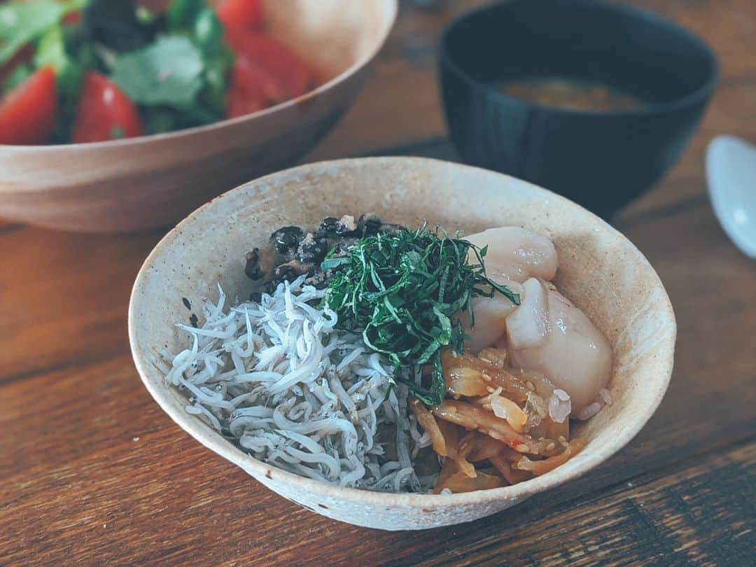 藤田敦子のインスタグラム：「ㅤ 【#blendakitchen 】 Lunch ✔︎ありもので海鮮丼的な ✔︎グリーンリーフと自家製ツナサラダ ✔︎味噌汁 ㅤ 家にあった残り物の海鮮で丼ドーン。 黒豆納豆にはタラコを混ぜたり、ホタテも解凍して。 中華クラゲも美味しいよねー🤔 ㅤ よく考えたら、丼はしらすと納豆以外 パルシステムでオーダーしてるもので 冷凍で保存できるからまじ助かってます🙏」
