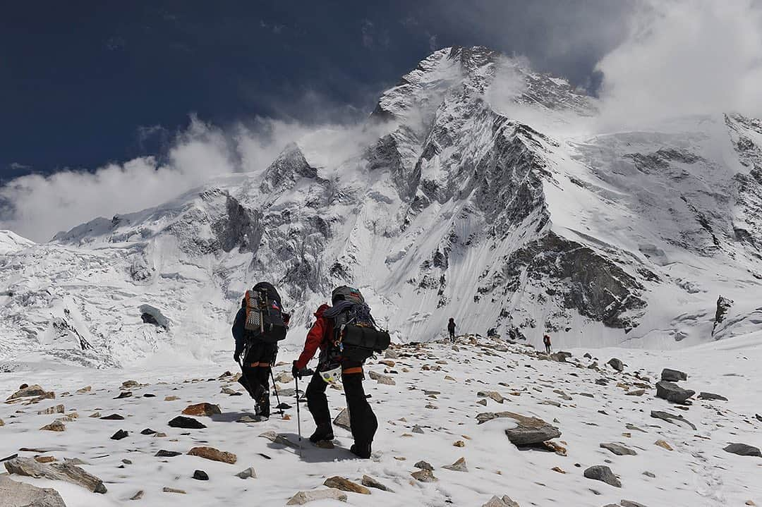 thephotosocietyさんのインスタグラム写真 - (thephotosocietyInstagram)「Photos by @tommy.heinrich Words by @chipbrownnyc //  A rare view of the epic ridge on the Chinese side of K2 -so remote and difficult that most climbers tackle the Karakoram Range peak from the Pakistani side. On assignment @natgeo and as a team member of the expedition led by Ralf Dujmovits, here Gerlinde Kaltenbrunner, Darek Zaluski, Maxut Zhumayev and Vassily Pivtsov ferry equipment to the base of the 28.251 foot summit. The grandeur and majesty of K2, Intimidating, Challenging with its steep walls and gusty winds…. We were very determined, very committed. Above all…. ONE Team.   Palabras de Chip Brown. Una vista poco frecuente del épico filo de la cara China del K2, tan remoto y difícil que la mayoría de los escaladores ingresan a este monte en la cadena del Karakoram desde su lado Pakistaní. Contratado por @natgeo e integrando la expedición liderada por @ralfdujmovits, @pyhrgas #darekzaluski @maxut_zhumayev y Vassily Pitstov acarrean equipo a la base de este gigante de 8.511 metros. La Majestad y Grandeza del K2, Intimidante, Desafiante con sus paredes empinadas y ráfagas de viento… Nosotros estabamos muy decididos, muy comprometidos. Ante todo… eramos UN Equipo. @natgeo @thephotosociety #NikonNoFilter #nikonargentinaoficial #xinjiang #k2northface #k2 #expeditions #climbing #motivation #conferencias #inspiration #teamwork #trabajoenequipo」8月19日 8時08分 - thephotosociety