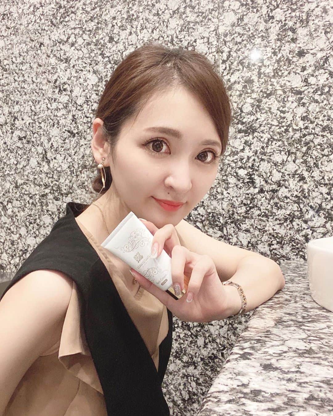 のインスタグラム：「おはようございます🤗 ・ 最近毎日暑くてノースリ一択だから、 二の腕ケアは本当に大事！！！ ノースリはほっそり二の腕で着こなしたいから、(まだまだだけど)エステサロンでも使われてるマッサージクリーム・エトワラン @etowarun を使って毎晩マッサージしてるよ☻ 運動ほんとしないからマッサージだけが頼り。笑 エトワランはさらっとマッサージするだけで引き締め効果があるから、私みたいなずぼら女性にぴったり♥︎ ・ #gm #おはよ #etowarun #エトワラン #ノースリ #ノースリーブ #二の腕 #PR」